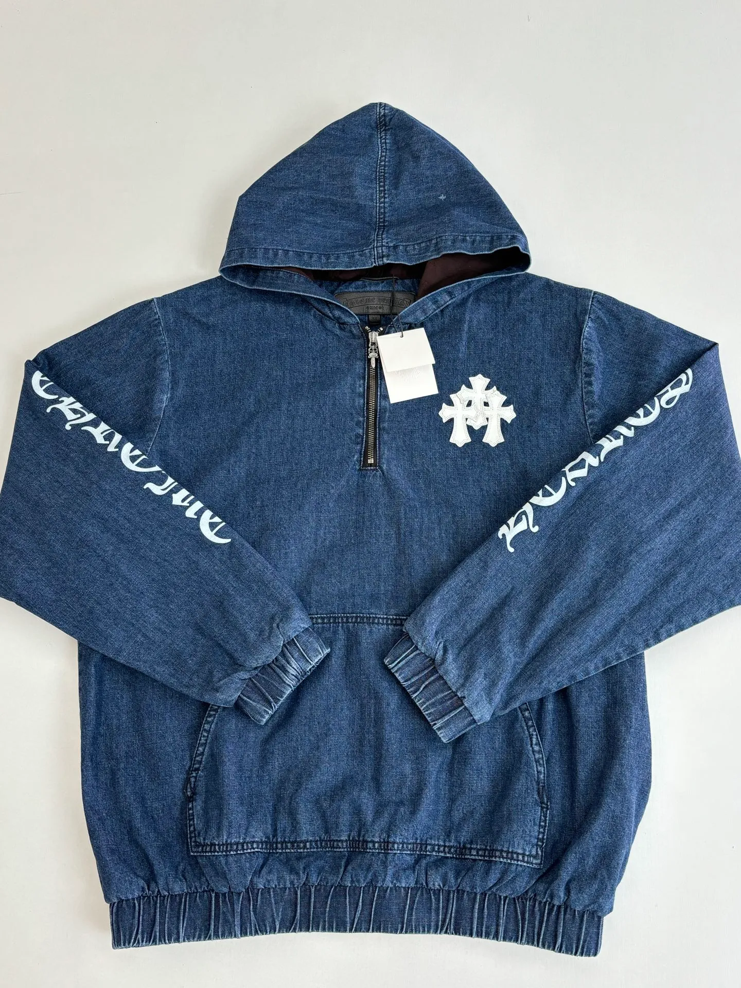 P770 Chrome Heart*/Chrome Heart Ch half-zip patchwork leather contrasting denim jacket. The original domestic spot purchase is 3.4W. The development cost is extremely high. The fabric is made of high-density pure cotton twill denim material imported from Italy. The jacquard lining requires a minimum order of 1,000 meters. The loss is huge. The printing is based on the original version and is hand-made glue printing. The focus is on hand-sewing sheepskin crosses. The gold content is extremely high. Real antique silver chain heads (key points: zipper pullers are sprayed with silver to make them old). Size: S/M/L